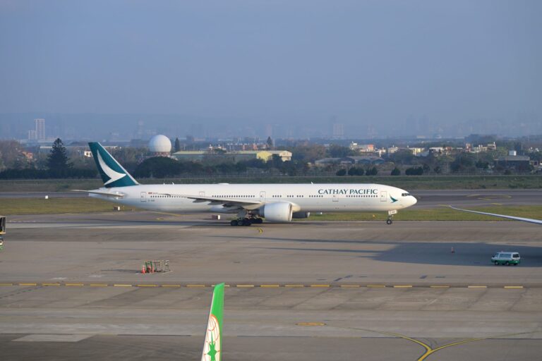 桃園国際空港に駐機するキャセイパシフィック航空 ボーイング777-300ER型機の実機写真