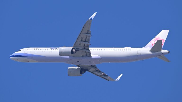 台湾桃園国際空港を離陸するチャイナエアラインのエアバスA321neo型機