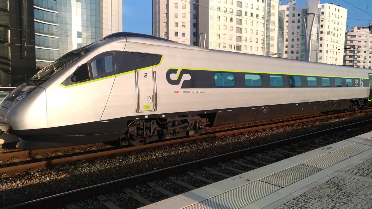 写真：ポルトガル鉄道 Alfa Pendular（高速列車）
