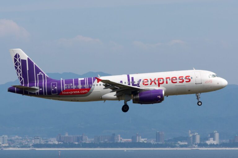 関西国際空港に着陸進入する香港エクスプレス航空のエアバスA320型機(B-LCB)