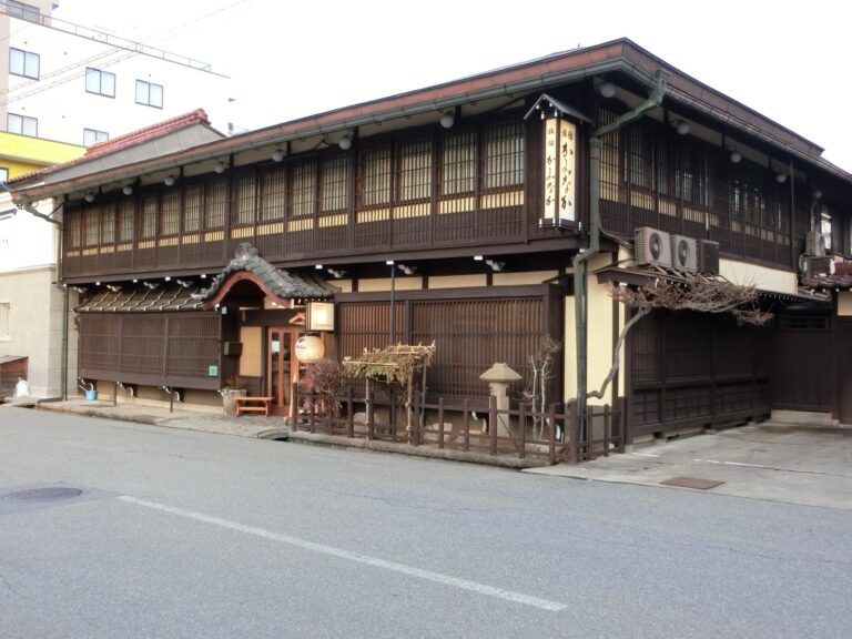 伝統的な日本の旅館の外観