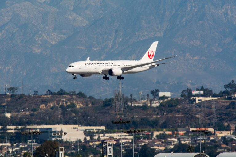 ロサンゼルス国際空港に着陸する日本航空のボーイング787
