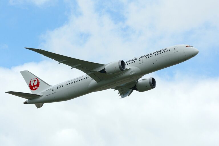離陸直後のJAL(日本航空)のボーイング787-9。尾翼に鶴丸