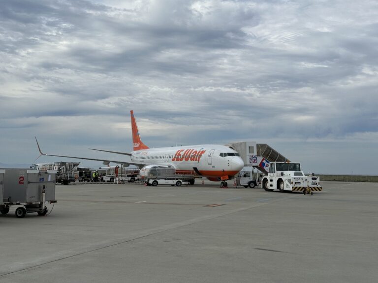 関西国際空港で駐機中のチェジュ航空ボーイング737-800型機（機体番号HL-8322）