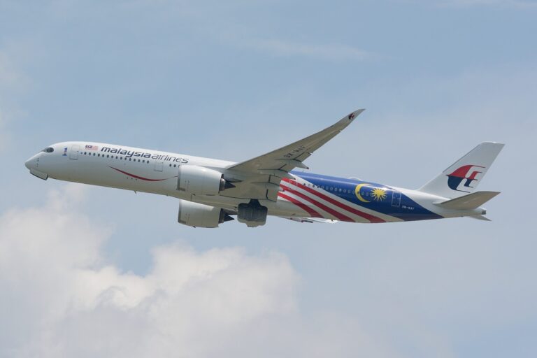 成田空港を離陸するマレーシア航空のエアバスA350-900