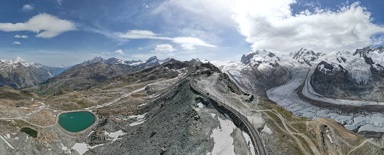 スイスを8日間で巡る鉄道周遊モデルコース|Swiss Travel Passで回るチューリッヒ・アルプス2人旅 4 ゴルナーグラート山頂から広がるアルプスの山々と氷河のパノラマ展望