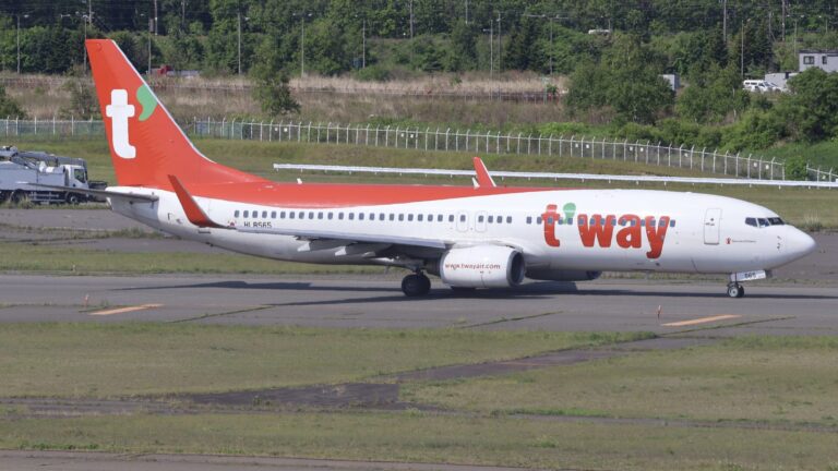 新千歳空港に着陸するトリニティ航空（旧ティーウェイ航空）のボーイング737-800型機