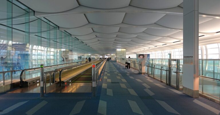 羽田空港ターミナル内部の様子(子連れフライトの空港設備)