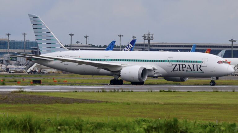 成田国際空港に着陸するZIPAIR Tokyoのボーイング787-8型機(JA826J)