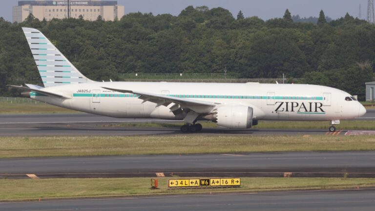 成田国際空港を離陸するZIPAIR Tokyoのボーイング787-8型機